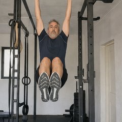 Hanging leg raise (elevación de piernas colgado) — ejercicio de abdomen