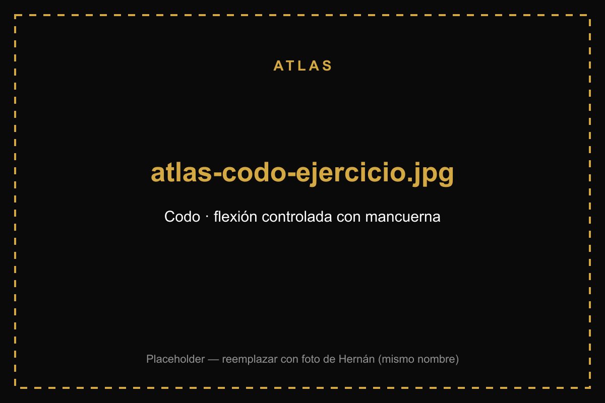 Hernán Zurita demostrando ejercicio para codo