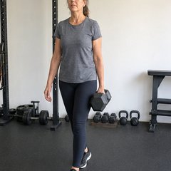 Farmer carry unilateral (suitcase carry) — ejercicio de core