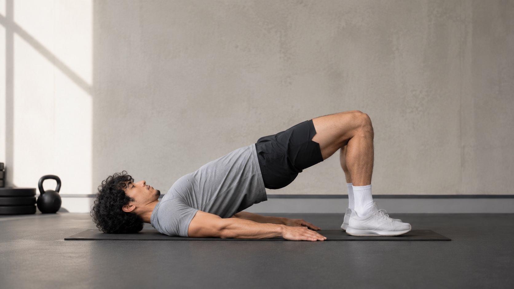 Hernán Zurita demostrando ejercicio para gluteos