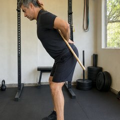 Hip hinge con palo (patrón de bisagra) — ejercicio para la zona lumbar