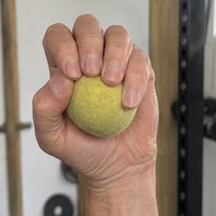 Crush con gripper o pelota de tenis — ejercicio de mano