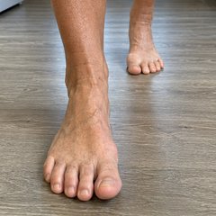 Caminata descalzo en superficies variadas — ejercicio de pie