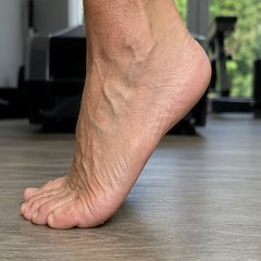 Elevación de talón unilateral descalzo — ejercicio de pie