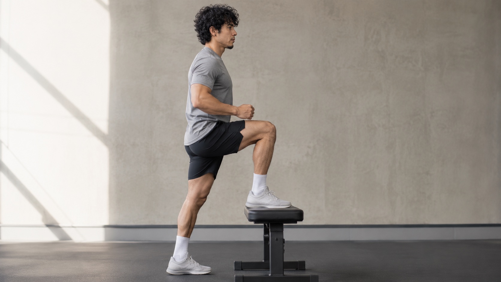 Hernán Zurita demostrando ejercicio para rodilla