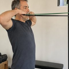 Face pull con banda elástica — ejercicio de columna torácica
